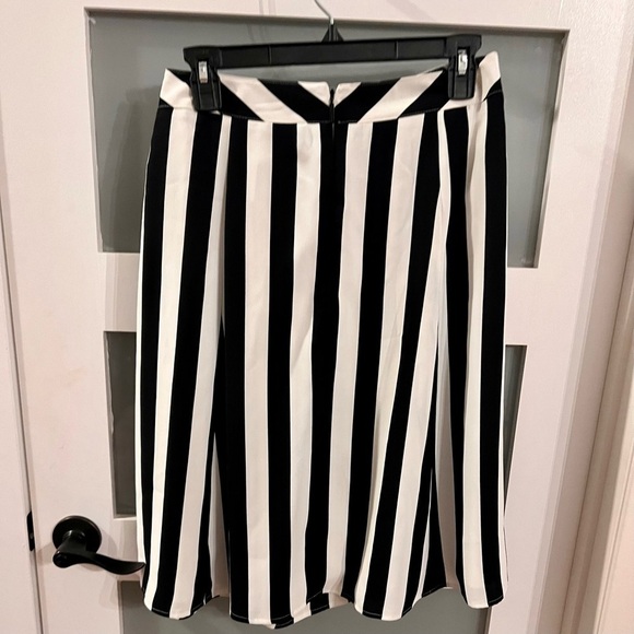 𝅺karl LAGERFELD  black and white stripped skirt. Size 2. NWT - Picture 5 of 6